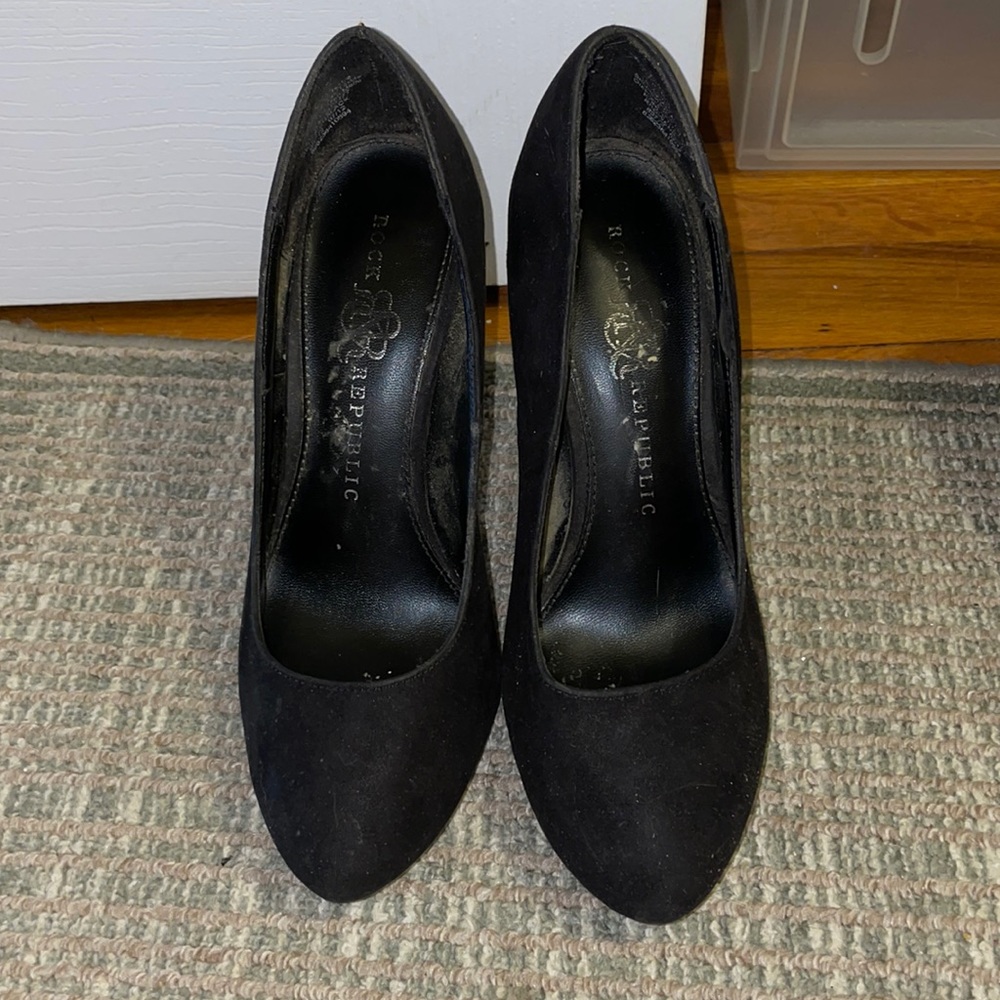 GORGEOUS black suede heels. Very gently worn. Rock & republic.